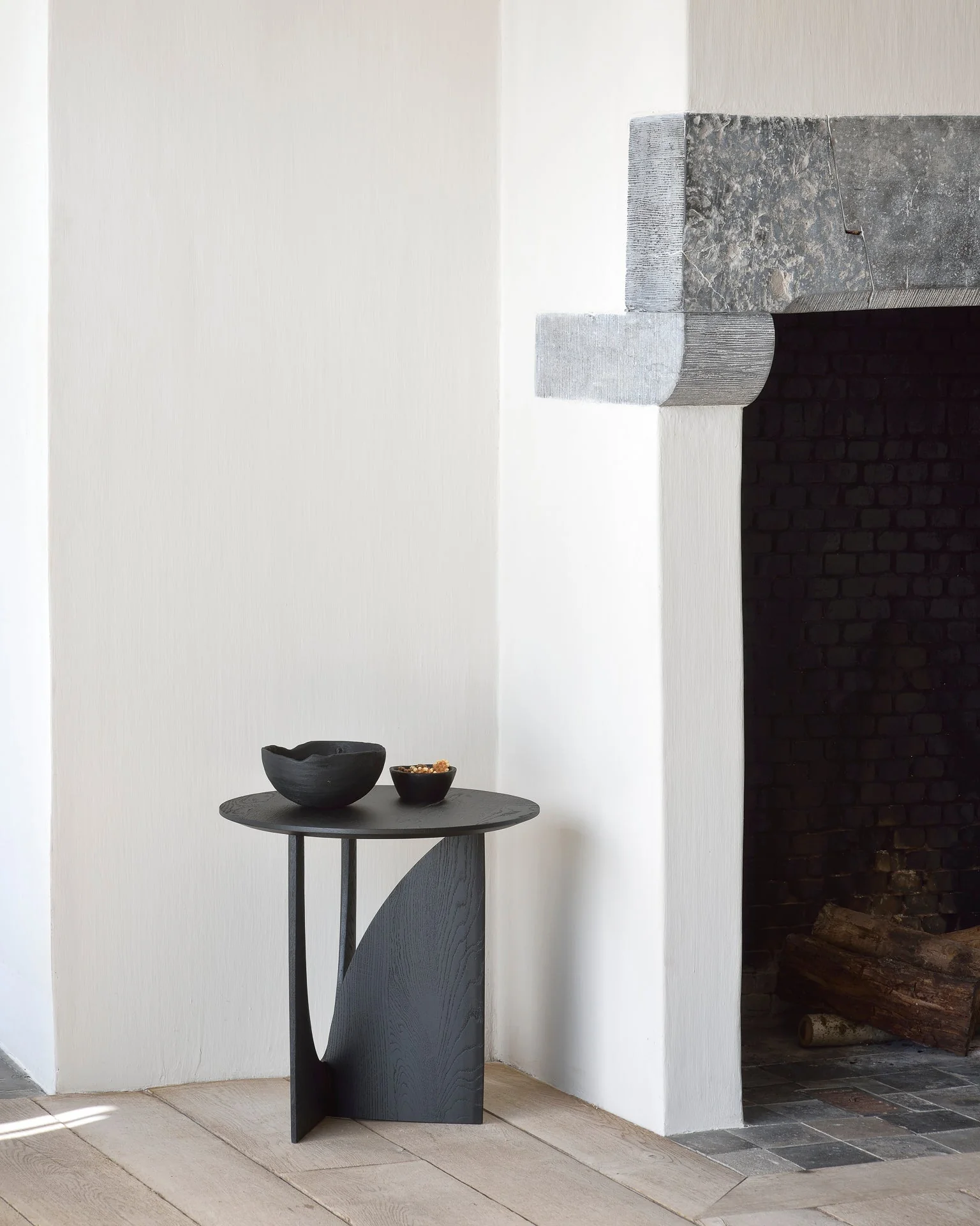 Geometric Side Table | Varnished Oak | Black | Round - Image 3