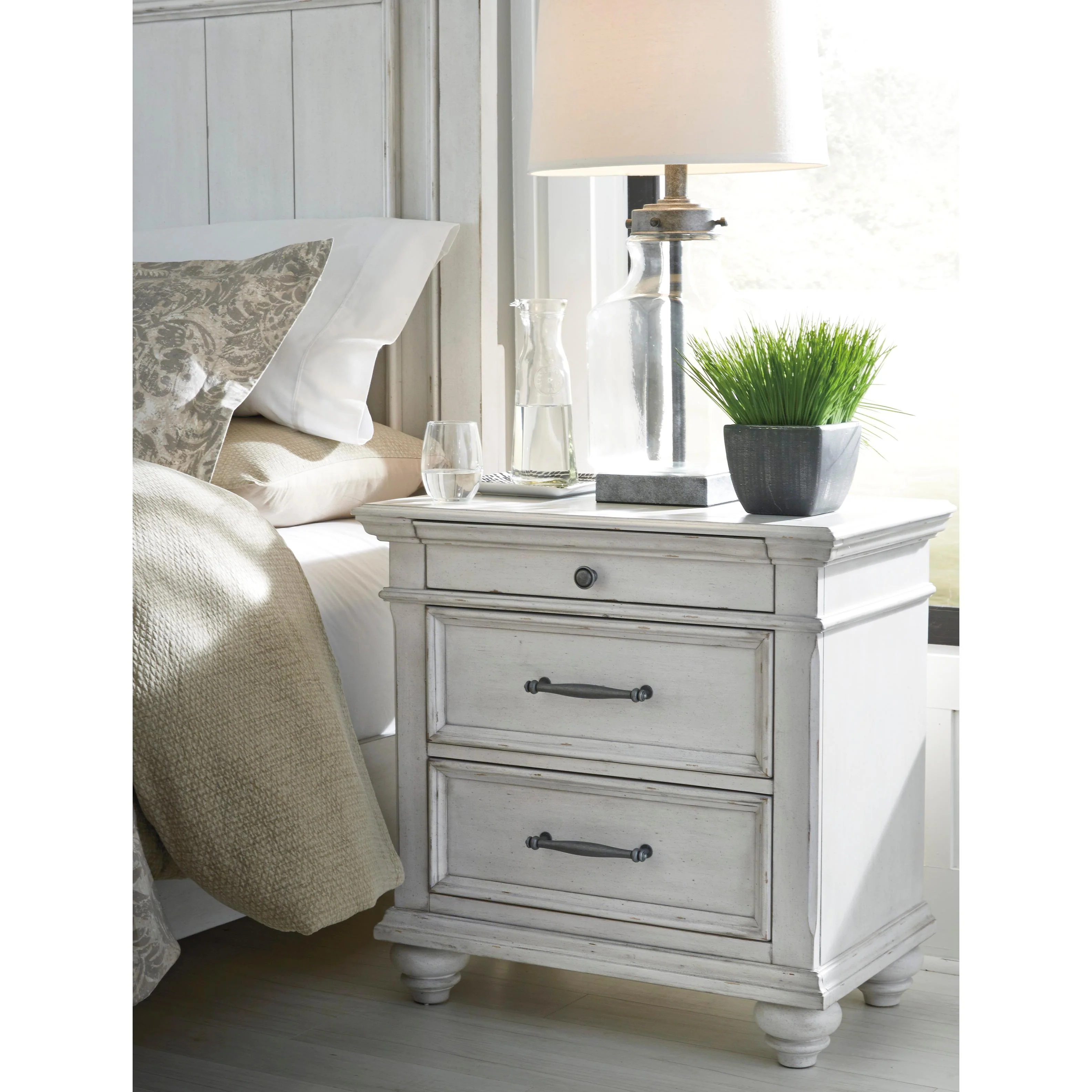 Benchcraft Kanwyn 3-Drawer Nightstand B777-93 - Image 3