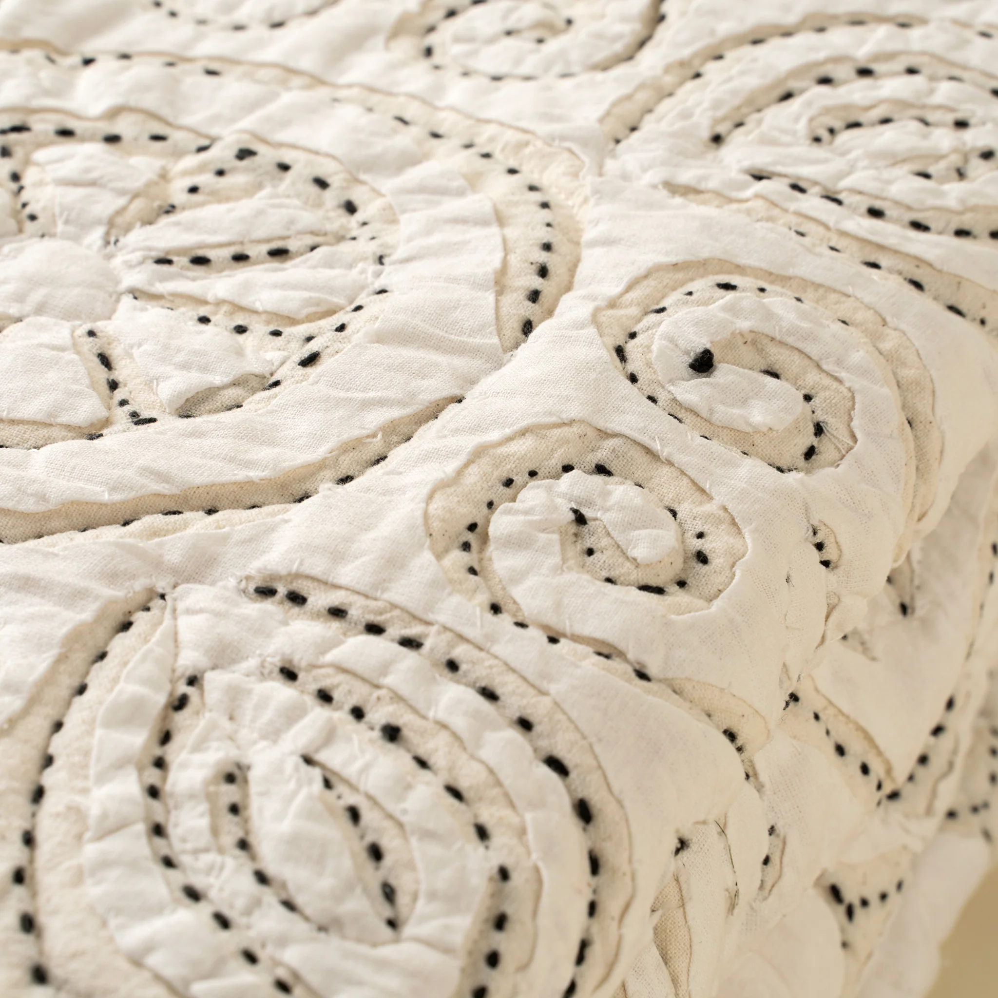 Liliette Bed Quilt | Overstock - Image 2