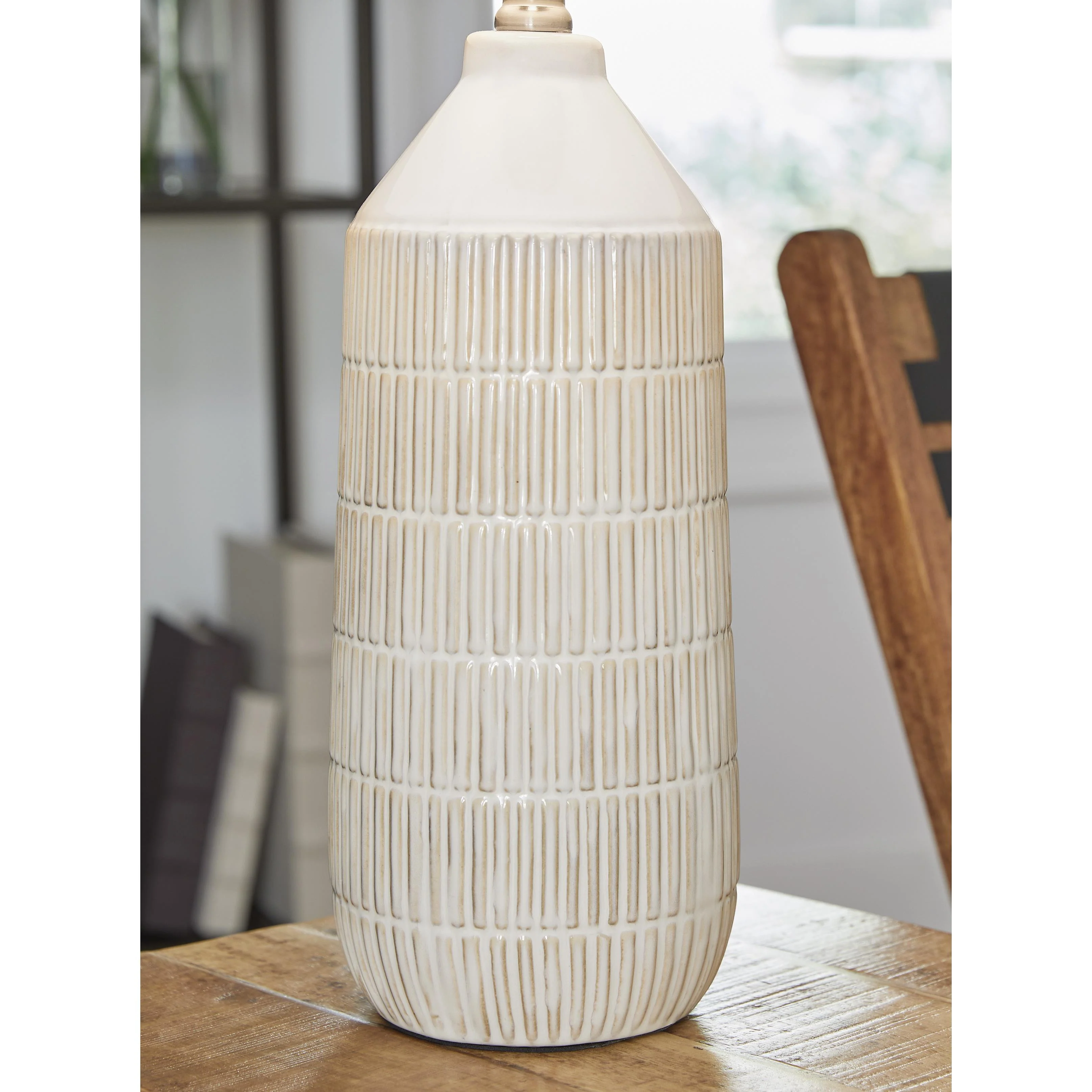 Signature Design by Ashley Willport L177994 Ceramic Table Lamp - Image 3