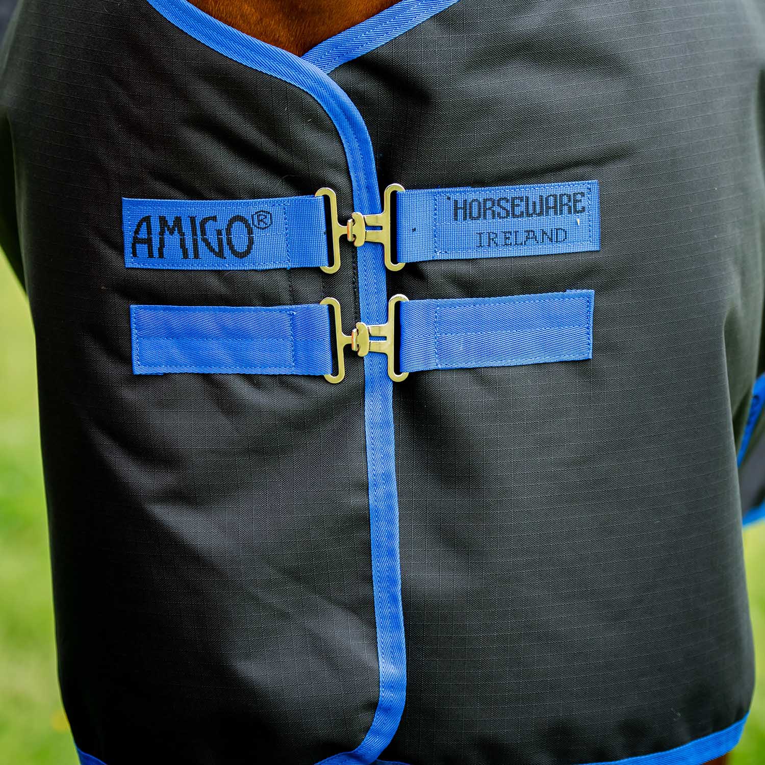 Amigo Ripstop 900D Plus Horse Turnout Blanket - 200g Medium Weight, Waterproof with Detachable Hood - Image 3