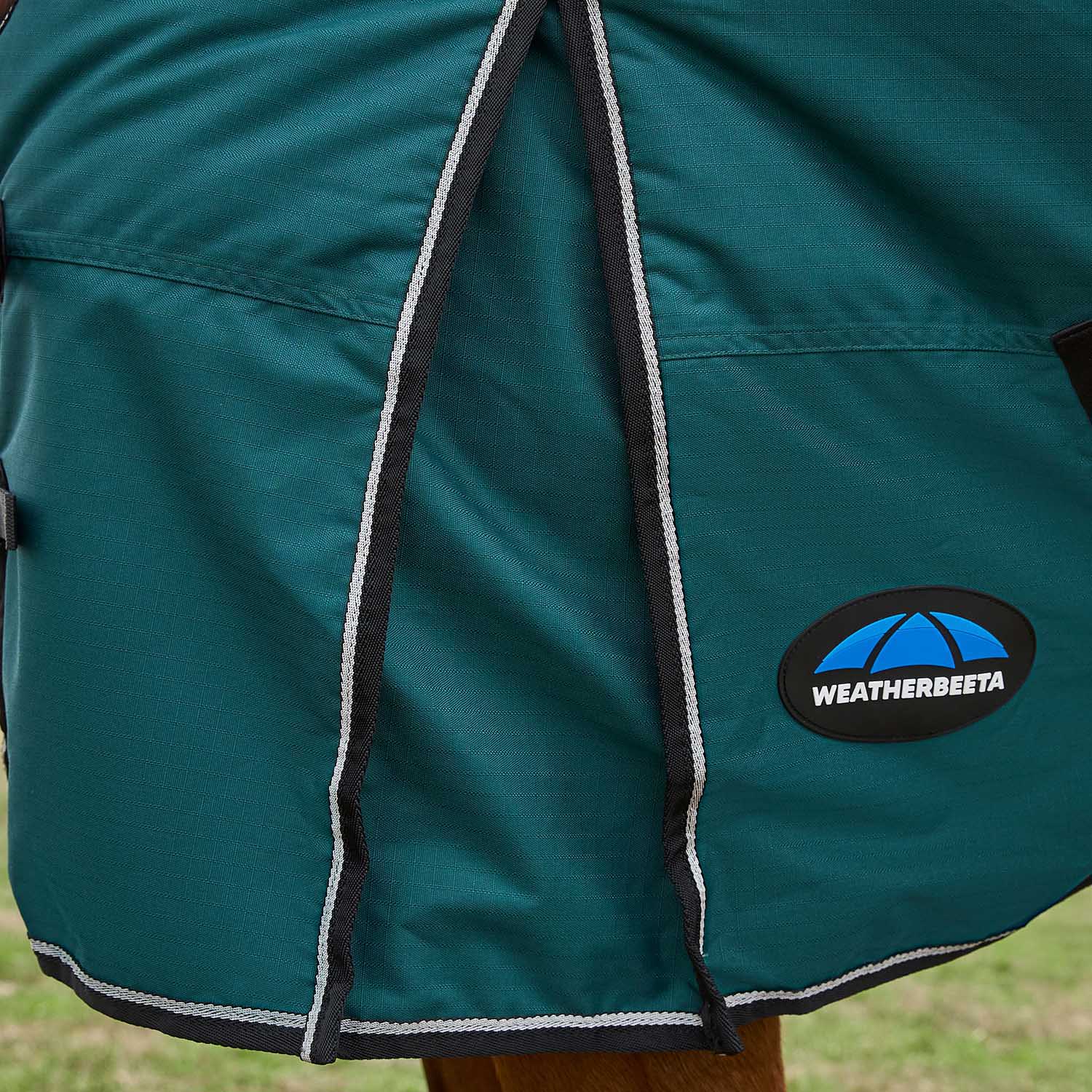 WeatherBeeta ComFiTec Classic Standard Neck Medium-Weight Turnout Blanket for Horses, 220g - Waterproof, Breathable & Durable - Image 3